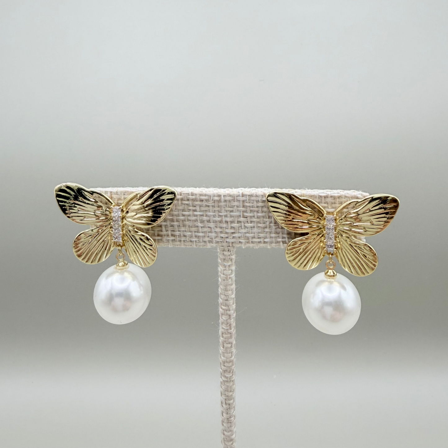 Aretes de mariposa con circonia y perlas