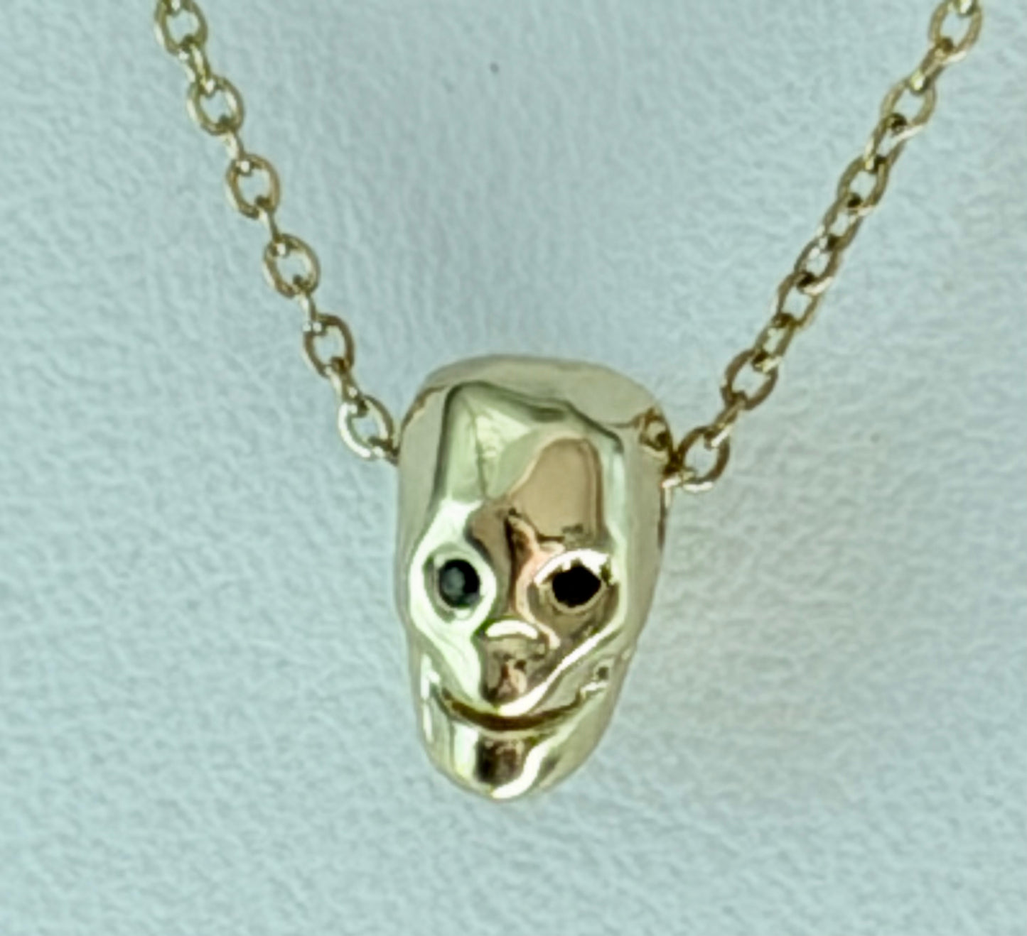 Collar con colgante de calavera