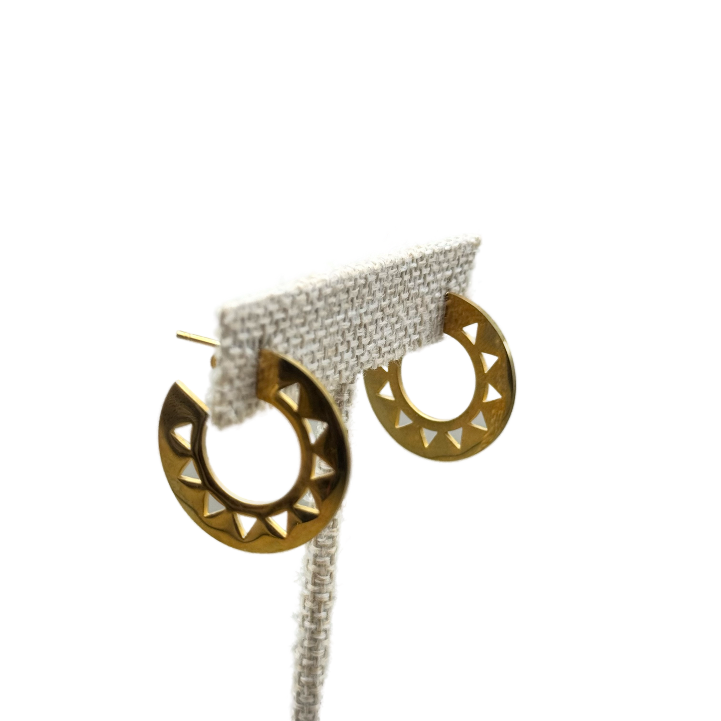 Aretes Dorados Media Luna con Detalle Geométrico