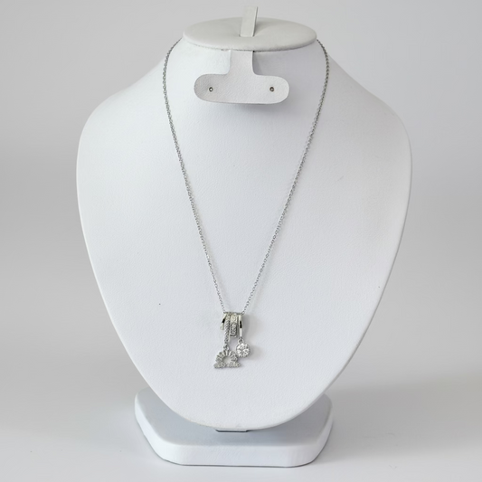 Cadena con dije con chapa de rodio y circonia