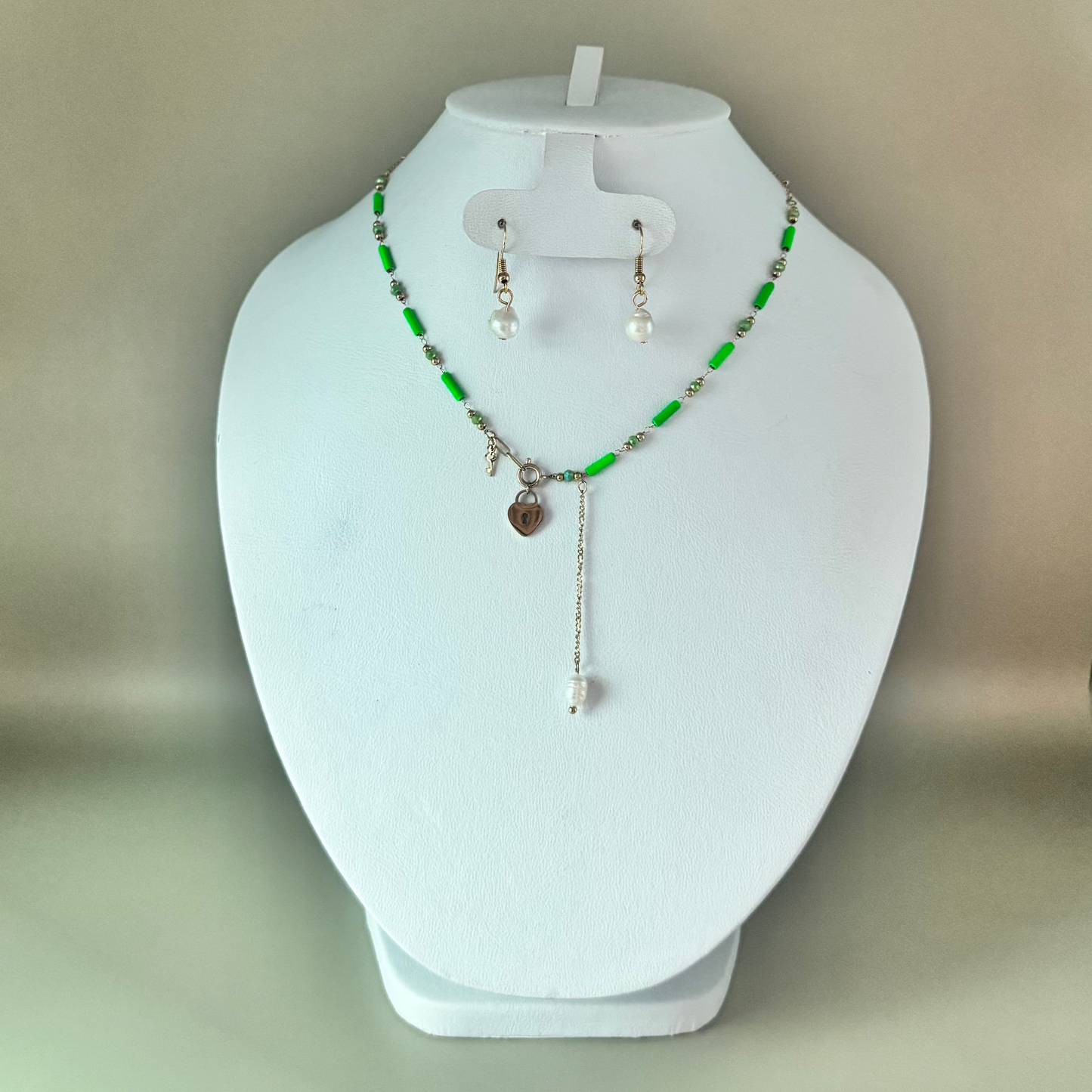 Set collar y aretes de piedras y perlas