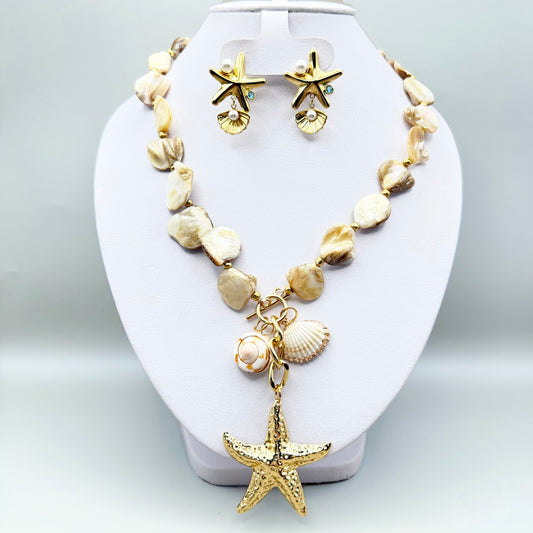 Juego de aretes y collar de conchas