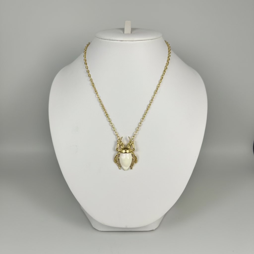 Collar de escarabajo blanco