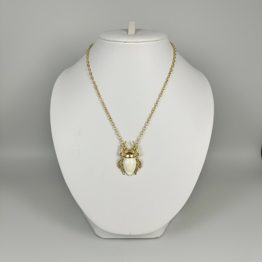 Collar de escarabajo blanco