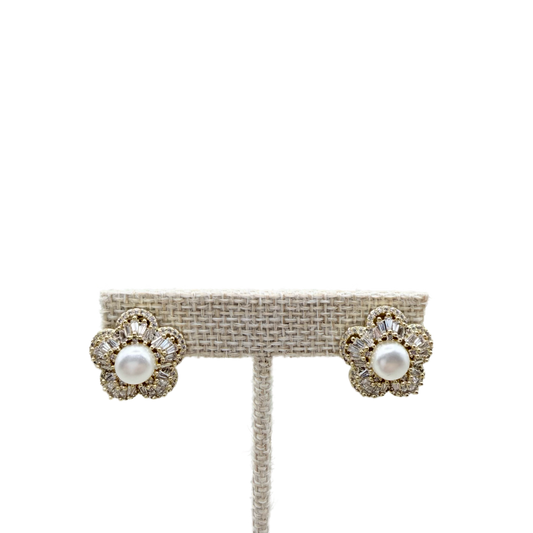 Aretes Flor Perla con Circonias Doradas