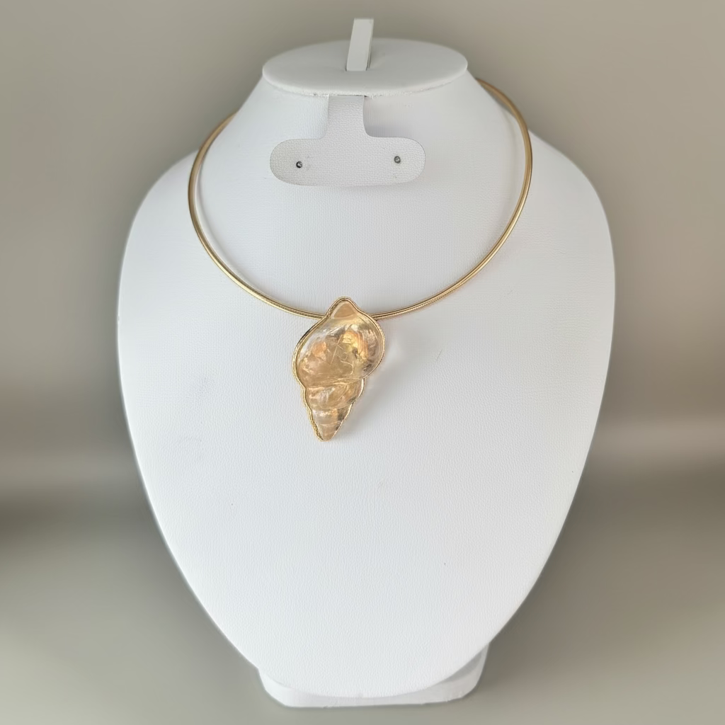 Collar rigido con dije de caracol