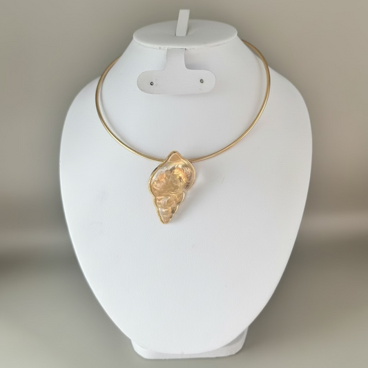 Collar rigido con dije de caracol