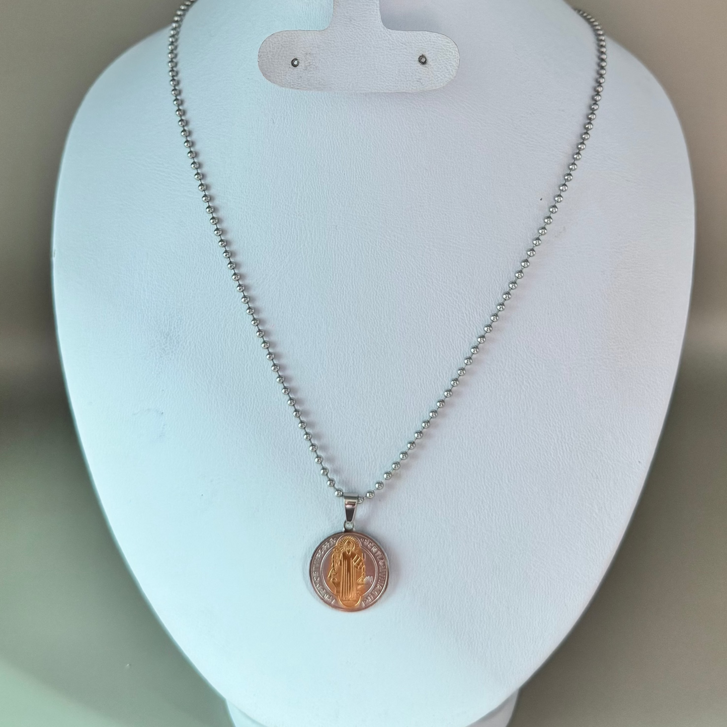 Cadena con dije de San Benito