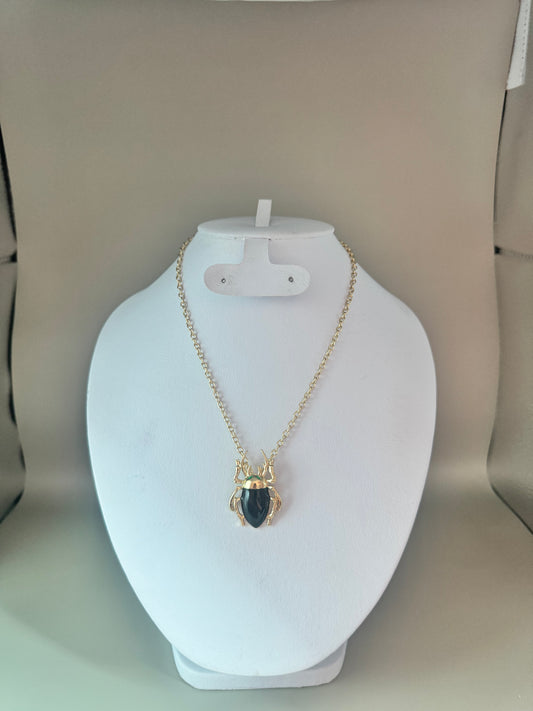 Collar de escarabajo blanco