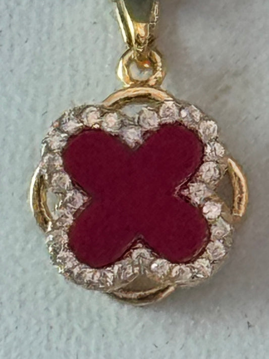 Collar con dije giratorio