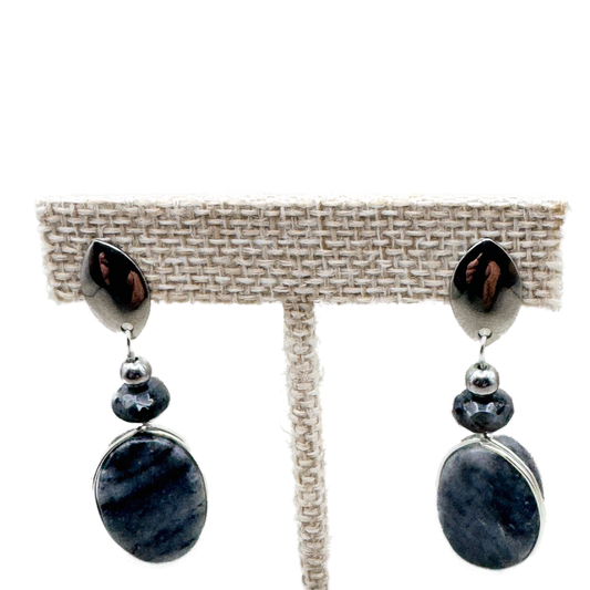 Aretes Piedra Azul Oscuro con Detalle Plateado