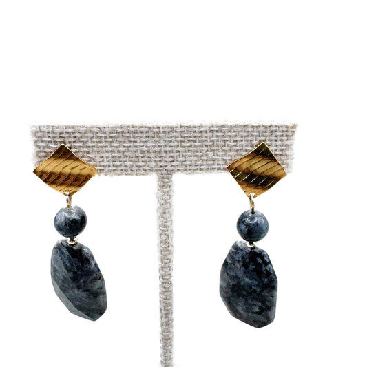 Aretes Dorados con Piedra Gris Natural