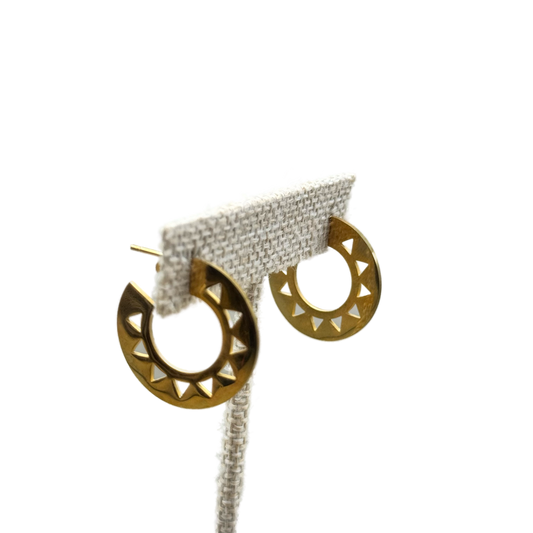 Aretes Dorados Media Luna con Detalle Geométrico