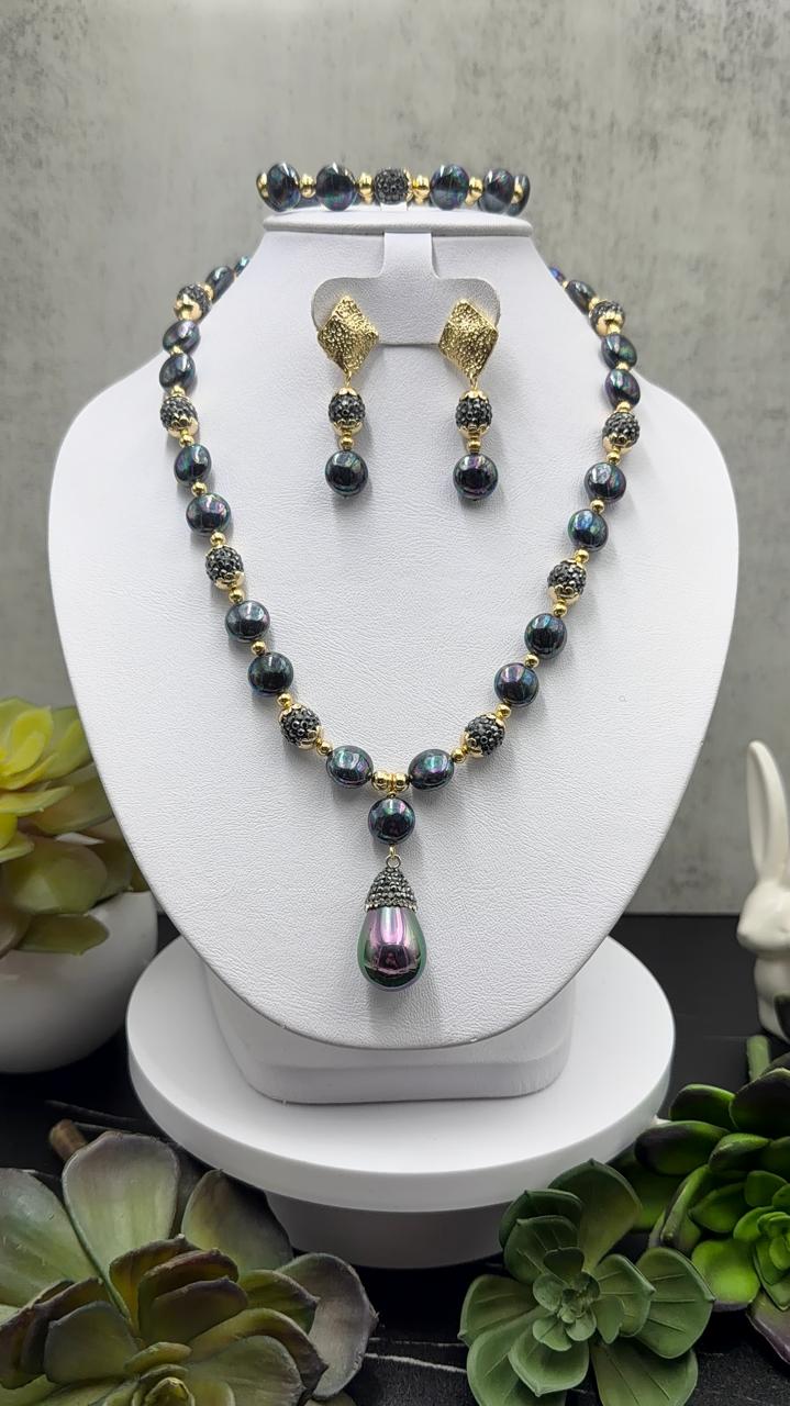 Hermoso juego de perlas mabeshell con espinela y chapa de oro