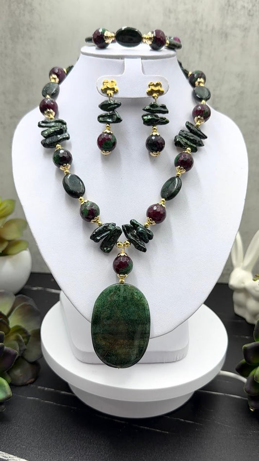 Juego de piedra zoicita con rubí, perlas keshi verdes y ágatas dije de jaspe verde