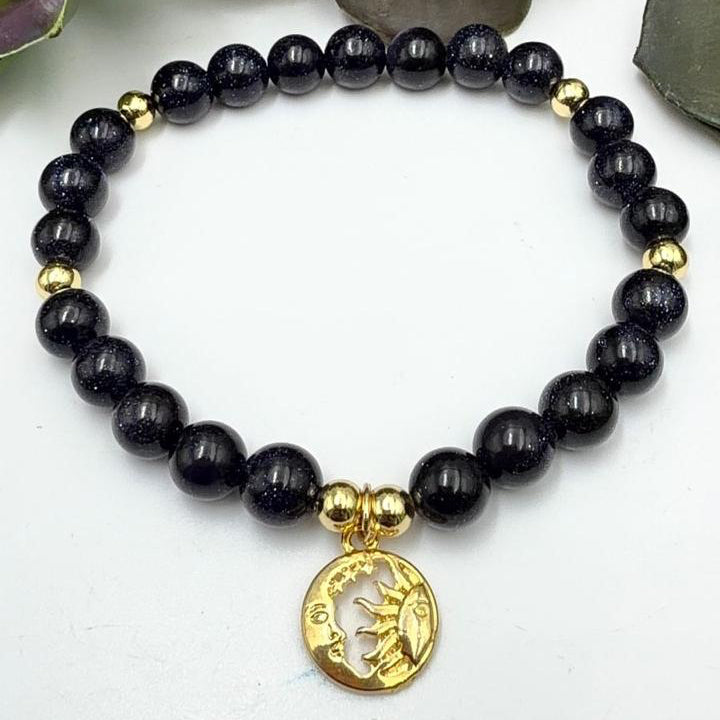 Brazalete de aventurina azul con destellos y dije de sol y Luna en chapa de oro