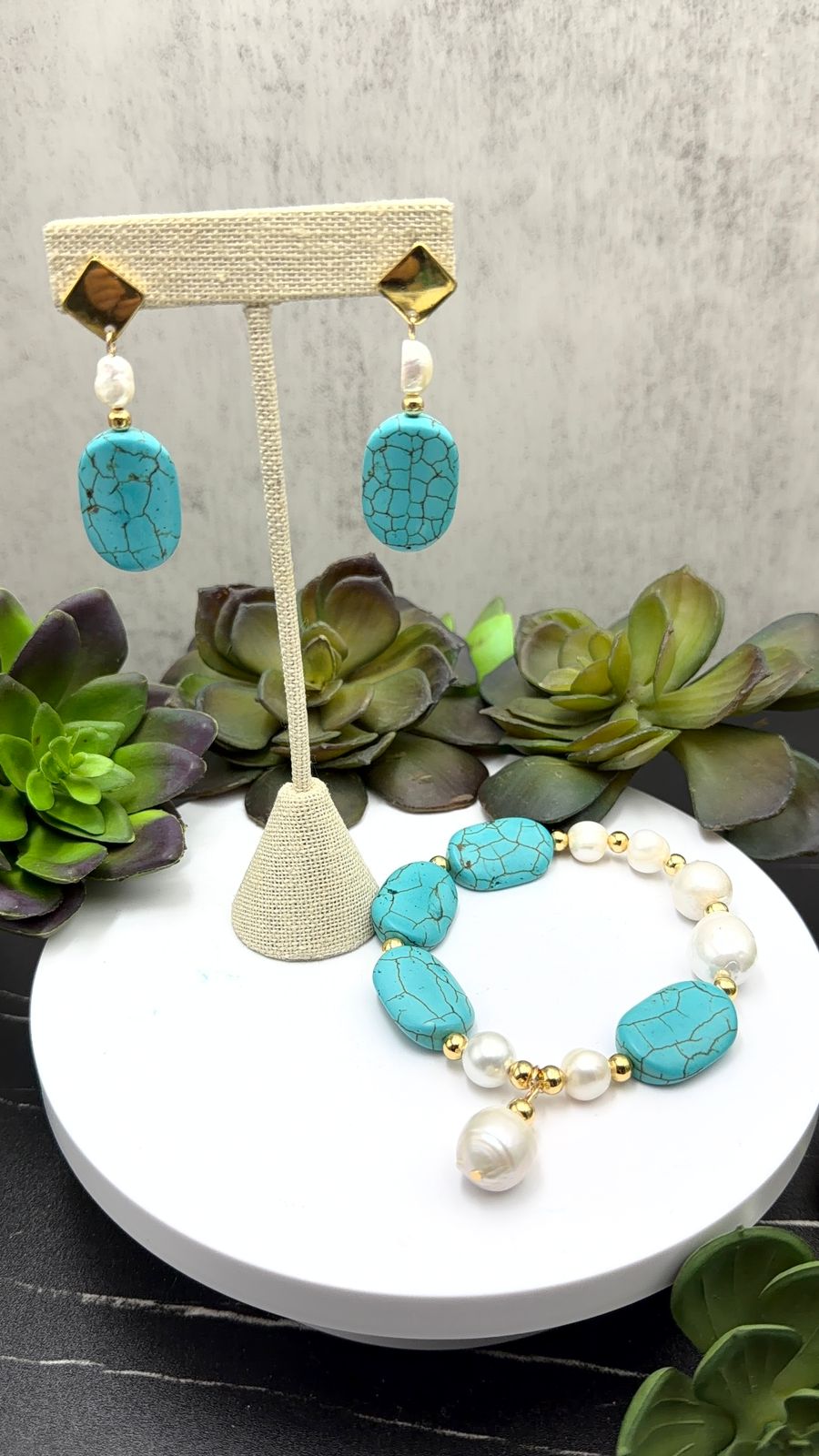 Set de brazalete y aretes de howlita (Turquesa) con perlas barrocas