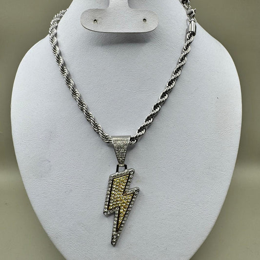 Cadena de acero y dije con circonias